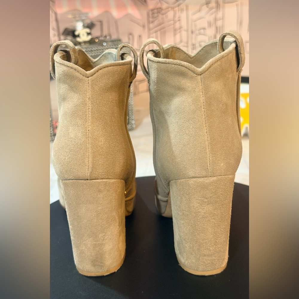 GUC👁️👀Laurence Dacade
Tan Suede Ankle Boots - Picture 6 of 11
